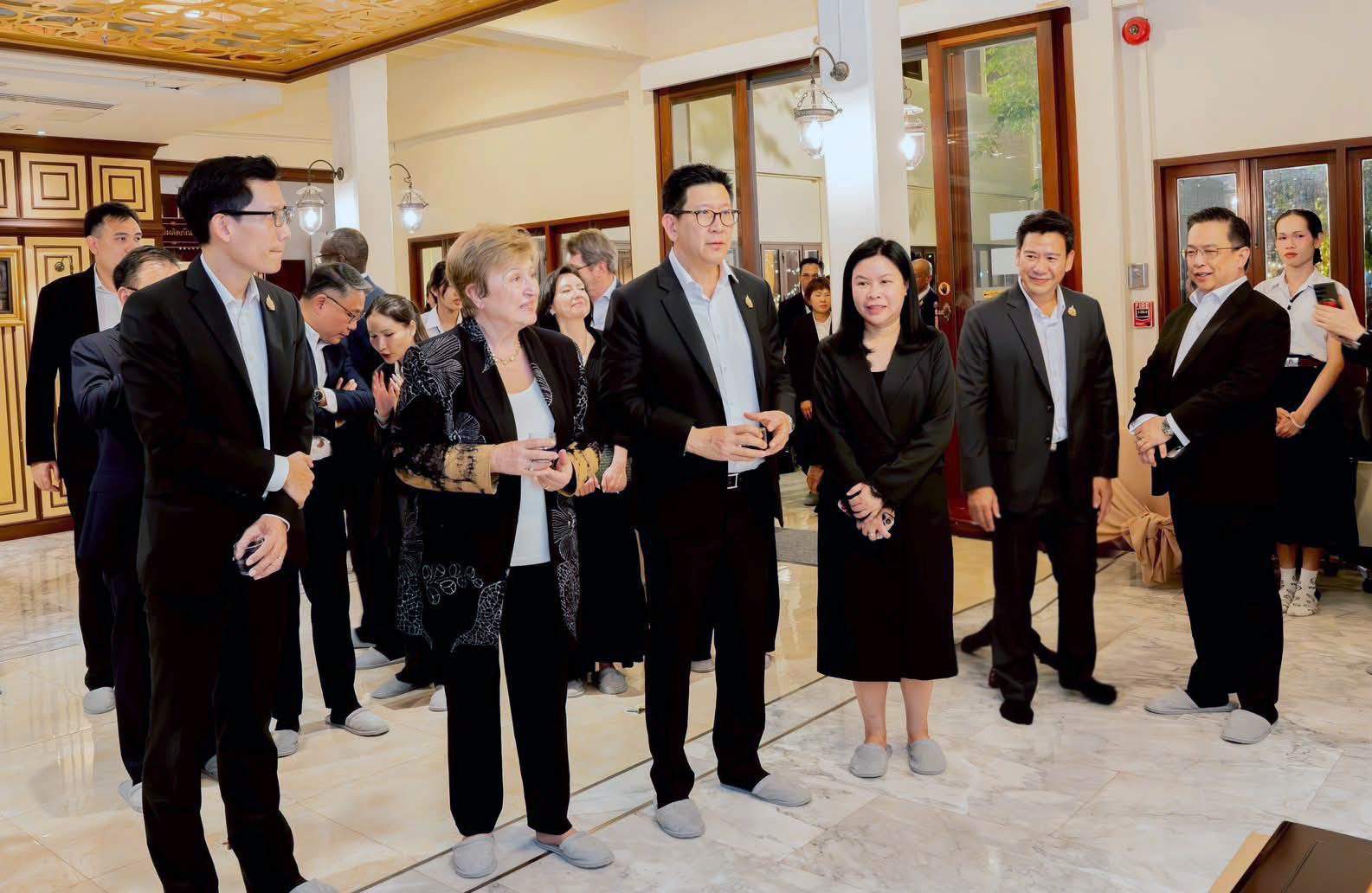 ดร.เอกนิติ นิติทัณฑ์ประภาศ รองนายกรัฐมนตรีและรัฐมนตรีว่าการกระทรวงการคลัง พร้อมคณะผู้บริหาร จากกระทรวงการคลัง นำดร.คริสตาลินา กอร์เกียวา กรรมการจัดการกองทุนการเงินระหว่างประเทศ (IMF) และคณะ เยี่ยมชมพิพิธบางลำพู